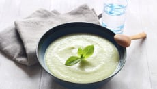 Velouté froid à la courgette, ricotta et menthe