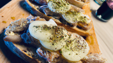 Tartines gratinées de brandade de maquereau au vin blanc.