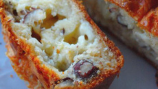 Cake aux noisettes et fromage de brebis