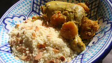 Tajine de poulet aux abricots et semoule aux amandes