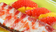 Filet de sole en robe de jambon ibérique, farce aux olives noires d'Espagne et salade d'agrumes