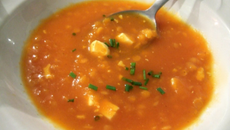 Soupe à la carotte, aux lentilles corail et au tofu