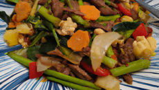 Bœuf mariné et légumes sautés à la thaïlandaise bon marché