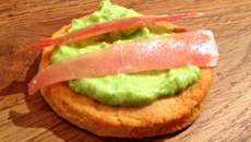 Sablés à la crème de petits pois, jambon de pays