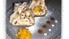 Aumônières de crêpes et pêches au sirop