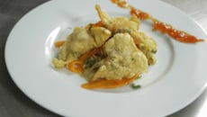 Raviolis de crevettes frits, jus de miel, prunes et menthe