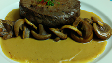 Minute de filet de bœuf, flan tiède de champignons de Paris, sauce à la moutarde de Meaux