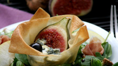 Duo apéritif : corolles croustillantes à la Fourme d'Ambert, poires et figues + grains de raisin farcis à la mousse de Fourme d'Ambert