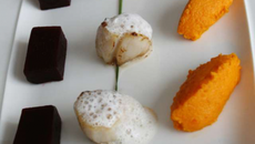 Noix de saint jacques rôties, purée de carottes au cumin et fraîcheur de betteraves, écume de carvi