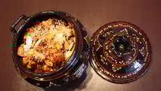 Tajine de poulet aux abricots, pruneaux et amandes