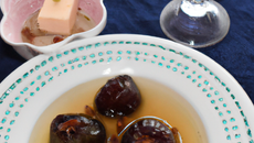 Blancs de pintade aux figues, compote d'oignons et raisin