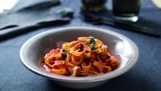 Tagliatelle sauce pesto rosso et feuilles d’épinards