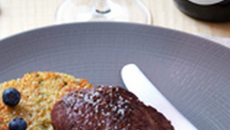 Pavé de biche sur galette de quinoa, sauce pinot noir d'Alsace rouge et aux myrtilles