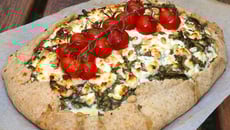 Tarte rustique à l'oseille feta et pignons