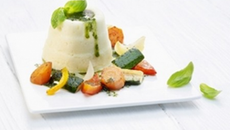 Timbales de semoule au gruyère AOC avec ragoût de légumes et sauce au basilic