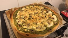 Pizza au pesto, fromage blanc, courgette et champignons