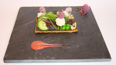 Tarte fine verte et violette, loup de mer et tapenade, vinaigrette moutardée à la violette