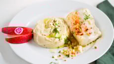 Cabillaud à l'unilatérale, mousseline de pommes Pink Lady® et céleri & vinaigrette croquante