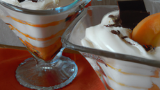 Crème glacée à l'abricot aux copeaux de chocolat