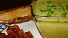 Velouté de brocolis, lard fumé grillé, tuile au parmesan