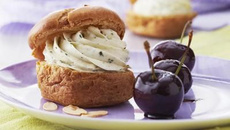 Chouquettes au Tartare et Cerises au caramel balsamique