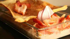 Soupe à l'oignon en tarte flambée destructurée.