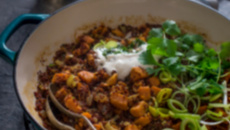 Quinola pilaf de patate douce et de poireau