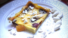 Clafoutis cerises, pêches et amandes fraîches