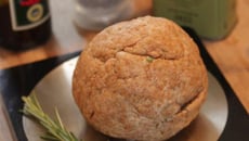 Pâte à tarte légère au yaourt, à l'huile d'olive, vinaigre balsamique et romarin