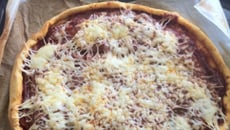 Pizza au chorizo, poivron rouge, tomate et oignon