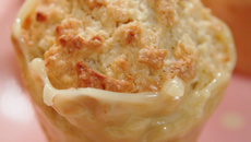 Muffins très 'coco', glacés de chocolat blanc