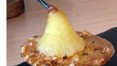 Poires rôties à la vanille fourrées à la crème brûlée et tuile craquante à la noisette