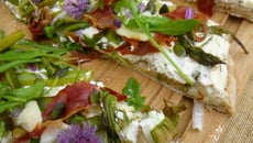 Pizza printanière aux asperges vertes et chèvre frais