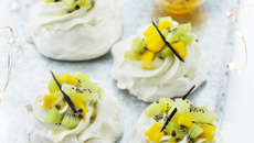 Pavlova, crème, duo mangue et kiwi