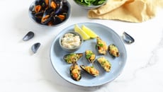 Moules gratinées au jambon cru et pousses d'épinards