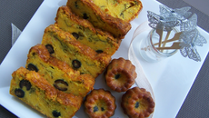 Cake au poivron jaune, aux olives noires et au cresson