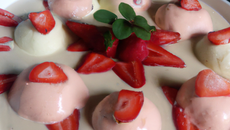 Quenelles de chocolat blanc tropical sur soupe de fraises
