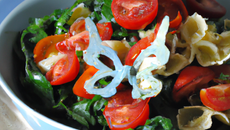 Salade de Farfalle aux tomates et aux épinards