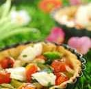 Tarte fine Tablier Blanc aux légumes d'été, effeuillé de morue