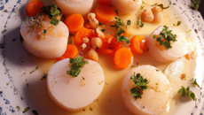 Nage de coquilles Saint-Jacques au jus de carotte et aux deux coriandres