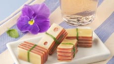 Mille et une feuilles de Gruyère France au jambon sec et saveur pâte de coing