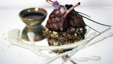 Côtes d'agneau et post marinade, yaourt épicé et lentilles blondes