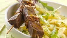 Brochettes de bœuf aux tomates confites et Penne Ricotta - pistou