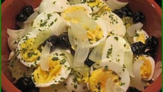 Morue au four avec œufs, oignons, pommes de terre et olives (recette Portugaise)