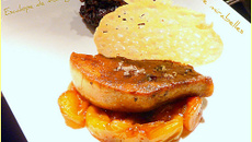 Escalope de foie gras et sa tuile sur lit de mirabelles compotée d'oignons