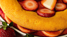 Charlotte aux fraises et biscuits imbibés d'orange