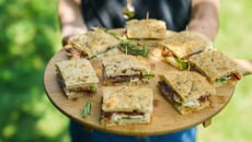 Mini sandwich à la focaccia, mozza, jambon cru, tomates séchées et pousses d’épinard