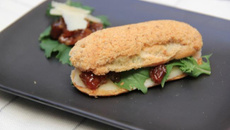 Eclairs croustillants au Cantal, chutney de poires