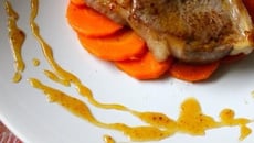 Côtelettes d'agneau, réduction au miel et thym, carottes croquantes