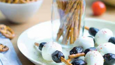 Brochettes de bâtonnets de bretzels, billes de mozzarelle et olives